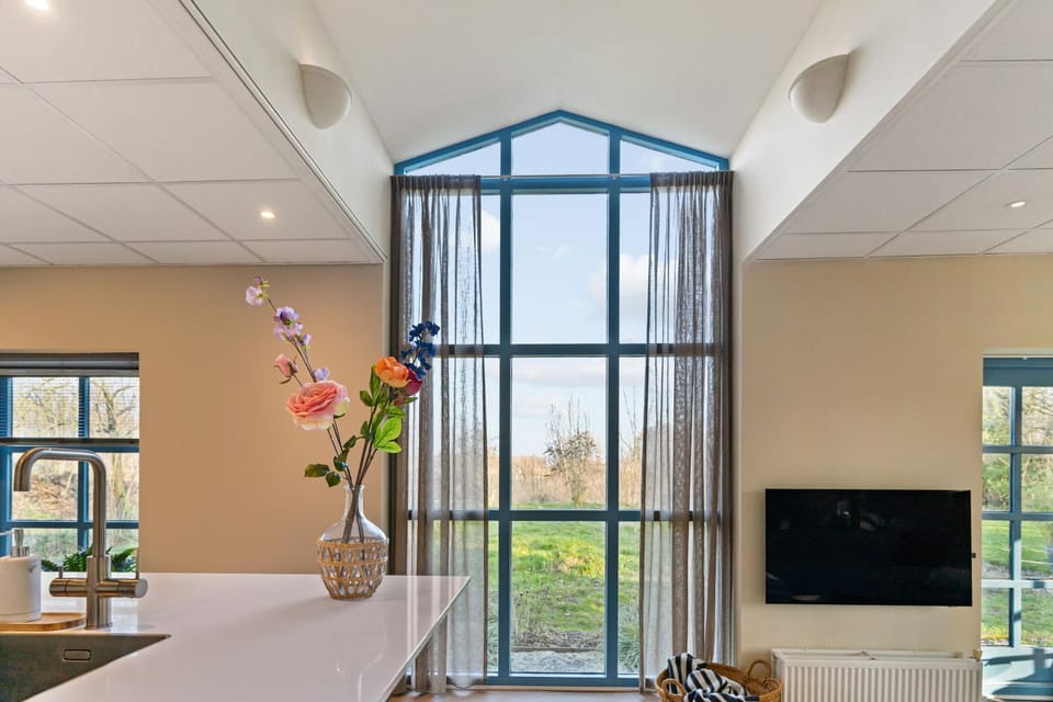 TV and multimedia, Seating area, Dining area