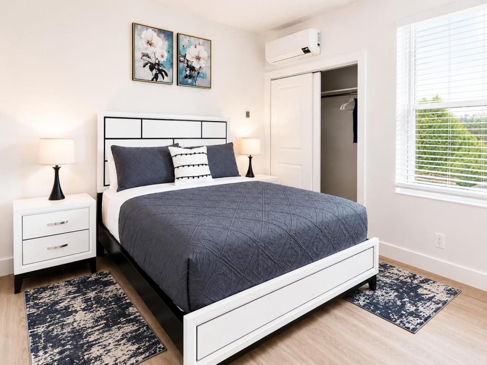 Bed, Photo of the whole room, Bedroom, air conditioner