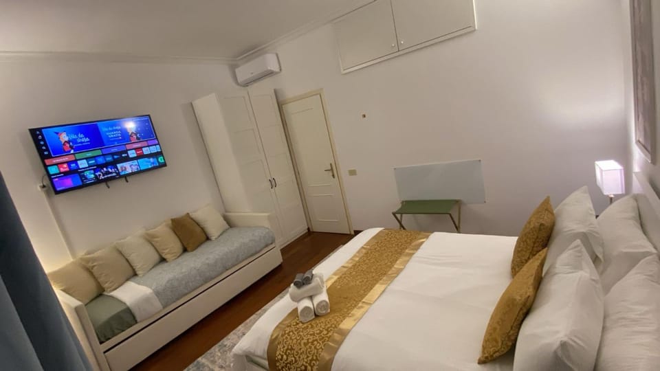 Bed, TV and multimedia, Evening entertainment, Bedroom