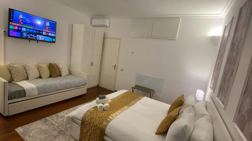 Bed, TV and multimedia, Bedroom, towels
