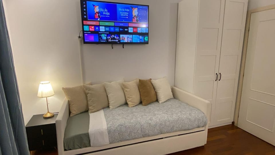 Bed, TV and multimedia, Living room, Evening entertainment, Bedroom