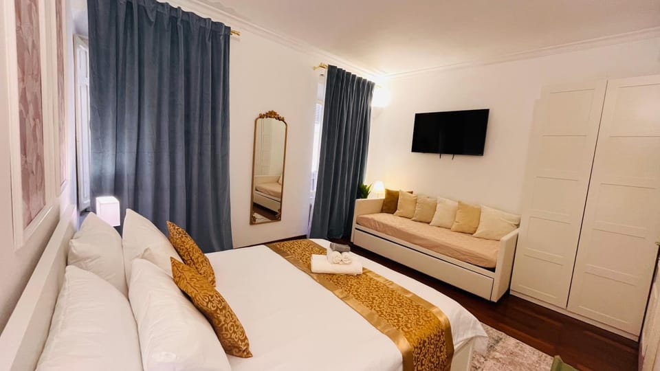 Bed, TV and multimedia, Bedroom, towels, wardrobe