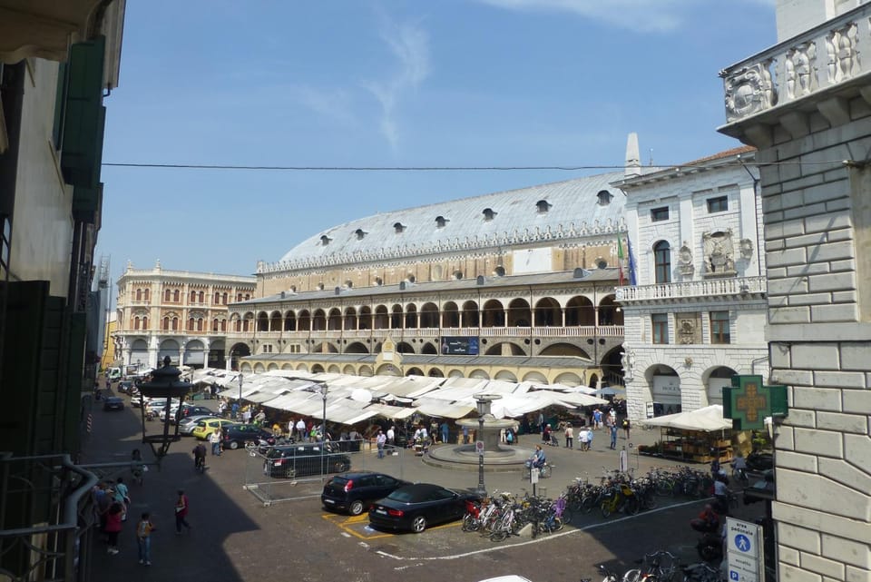 Property building, Nearby landmark, Neighbourhood, City view, Street view, Supermarket/grocery shop, Shopping Area