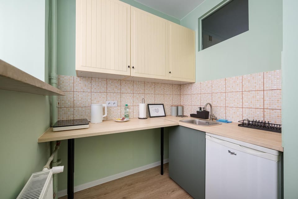 Coffee/tea facilities, Kitchen or kitchenette, oven, stove, toaster