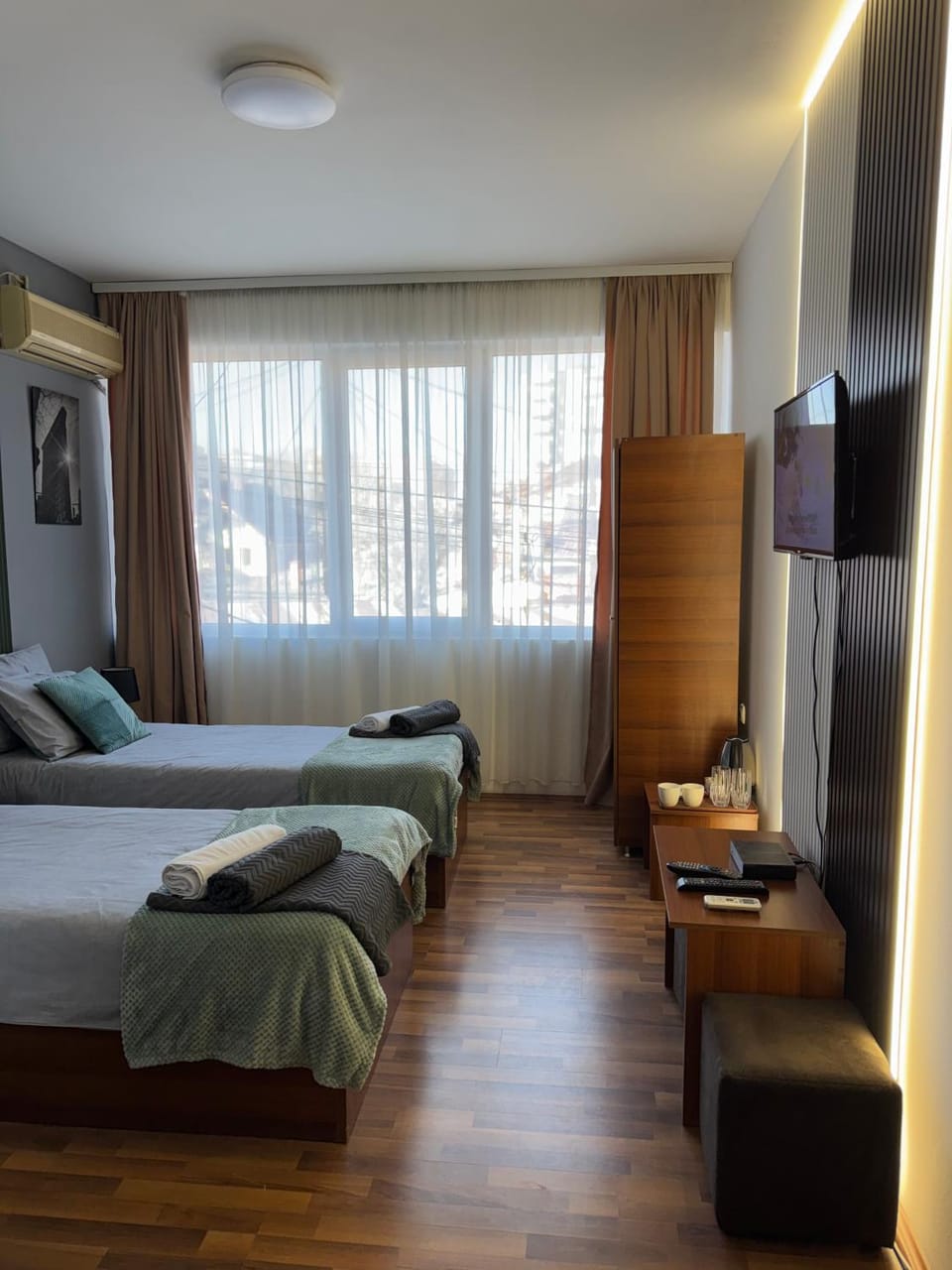 Bed, TV and multimedia, towels