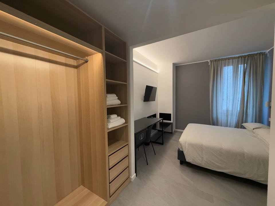 Photo of the whole room, Bedroom, wardrobe