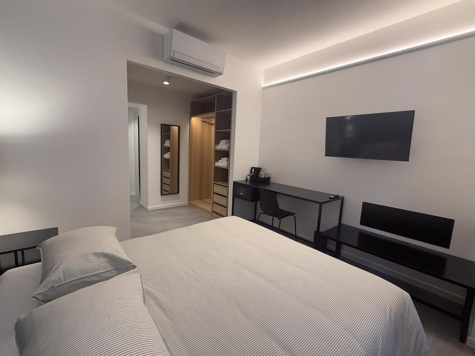 Photo of the whole room, Bedroom, air conditioner
