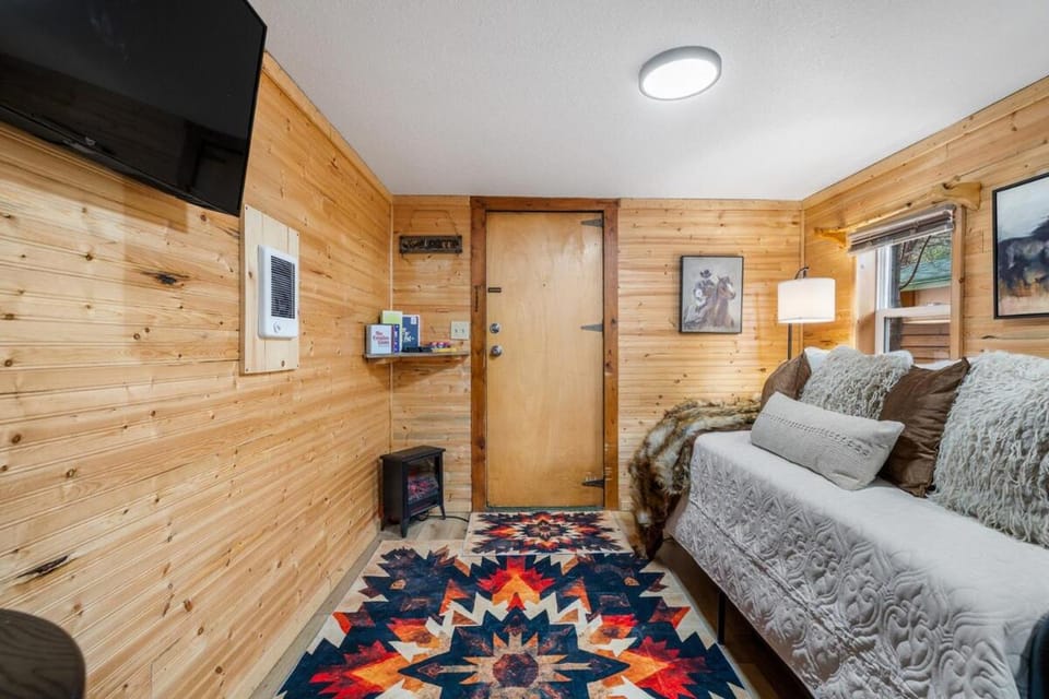 TV and multimedia, Seating area, fireplace