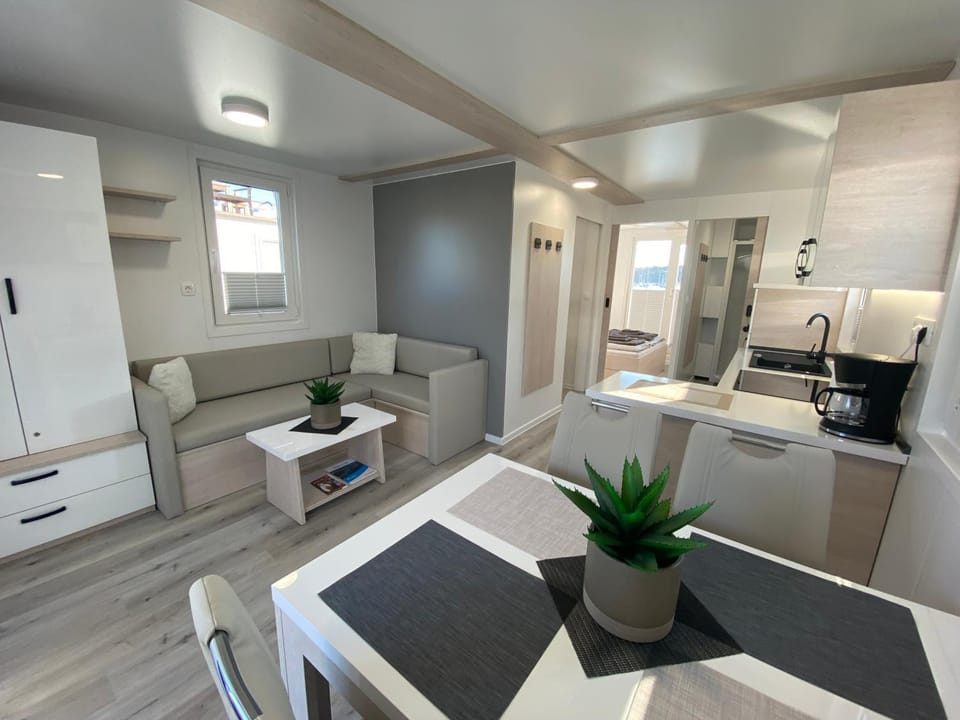 Kitchen or kitchenette, Living room, Seating area, Dining area