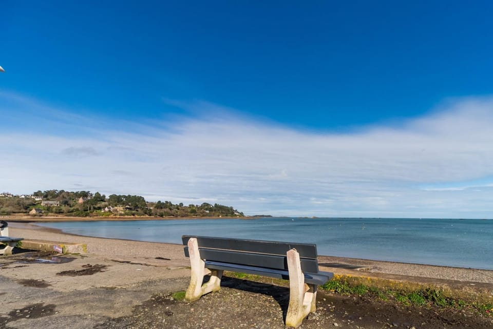 Maison familiale vue mer: jardin & plage proche House in Paimpol
