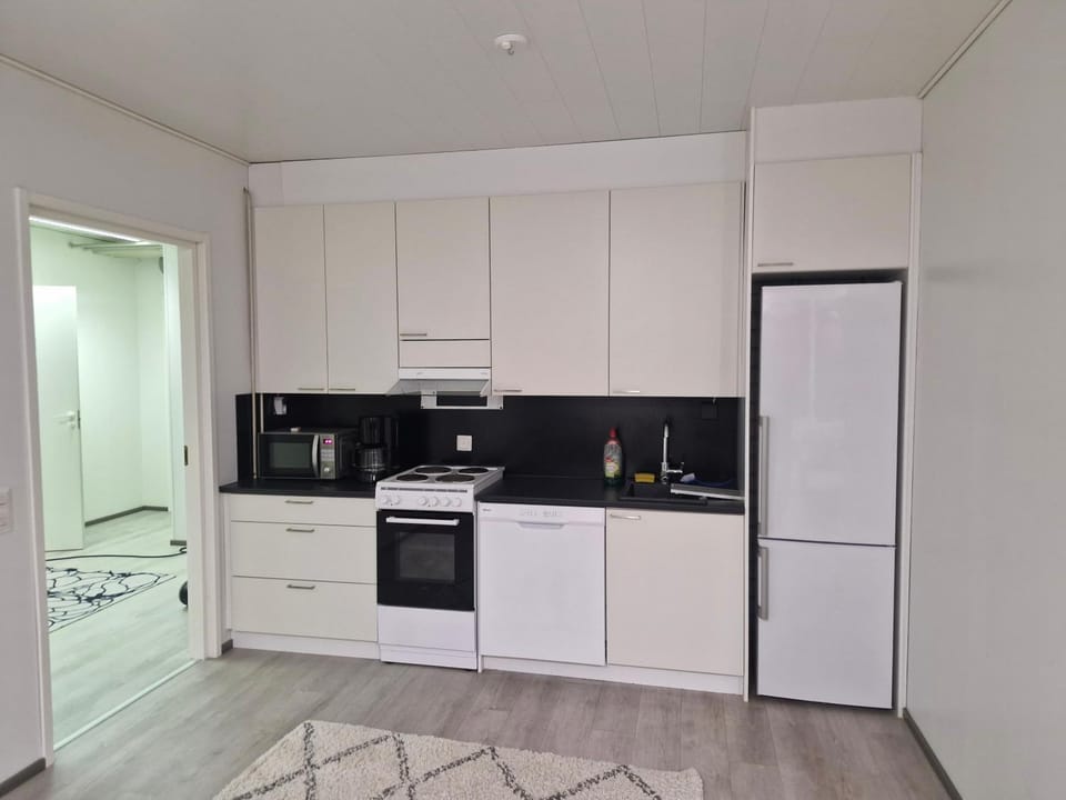 Coffee/tea facilities, dishwasher, microwave, oven, stove, kitchen