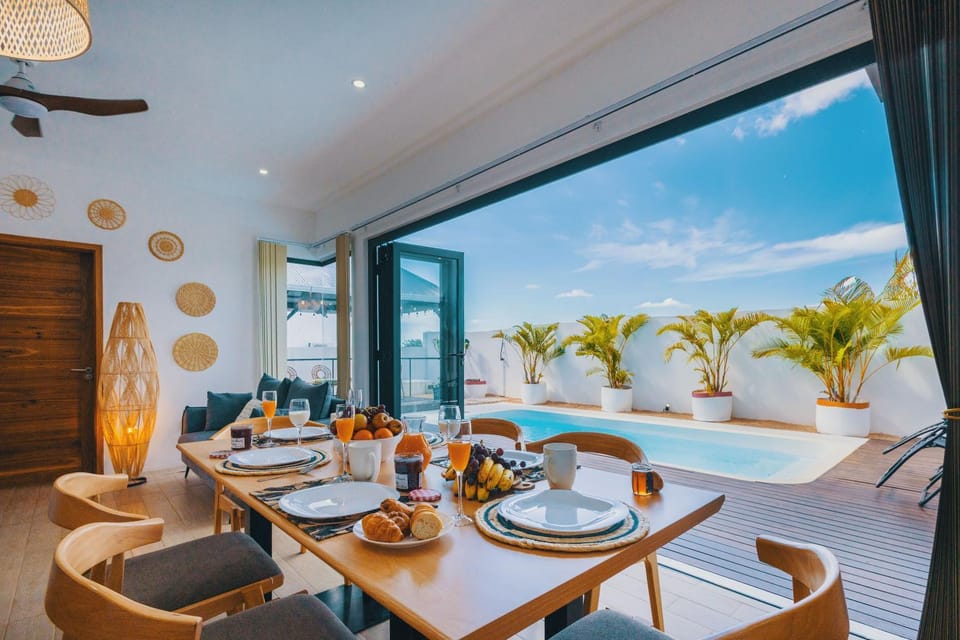 View (from property/room), Living room, Food and drinks, Food, Pool view, Breakfast, Drinks