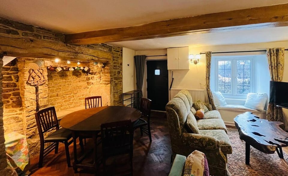 Charming Cotswold cottage with stunning views House in Stroud District
