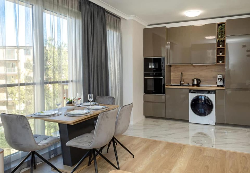 Coffee/tea facilities, Kitchen or kitchenette, Living room, Seating area, Dining area, oven, stove, washing machine