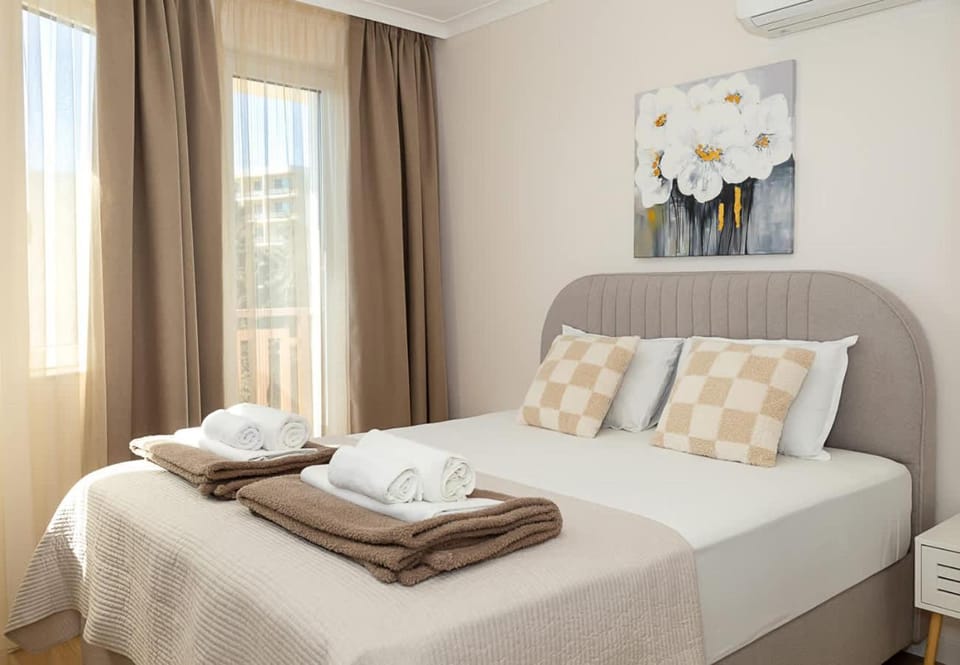 Bed, Bedroom, towels