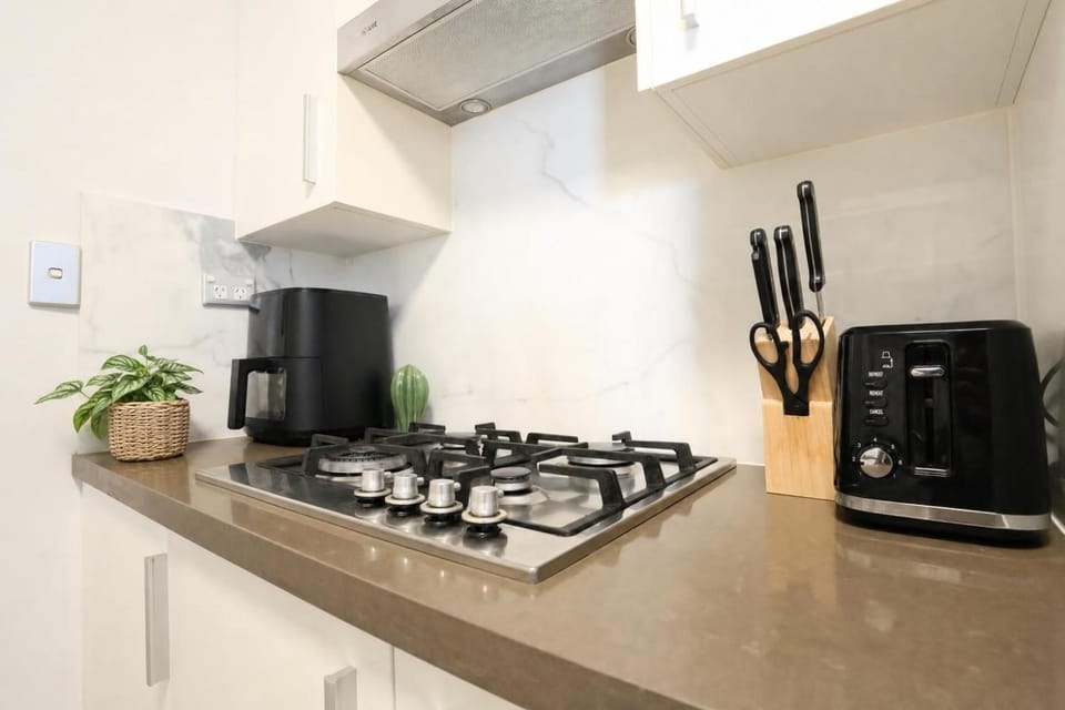 Kitchen or kitchenette, microwave, stove