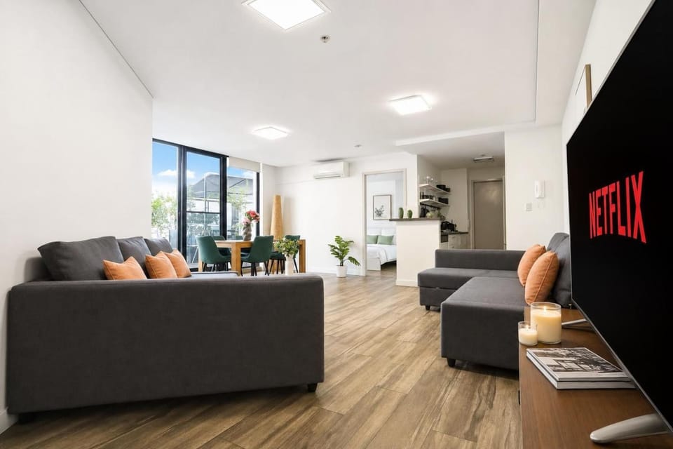 Property building, Communal lounge/ TV room, TV and multimedia, Photo of the whole room, Seating area, Dining area