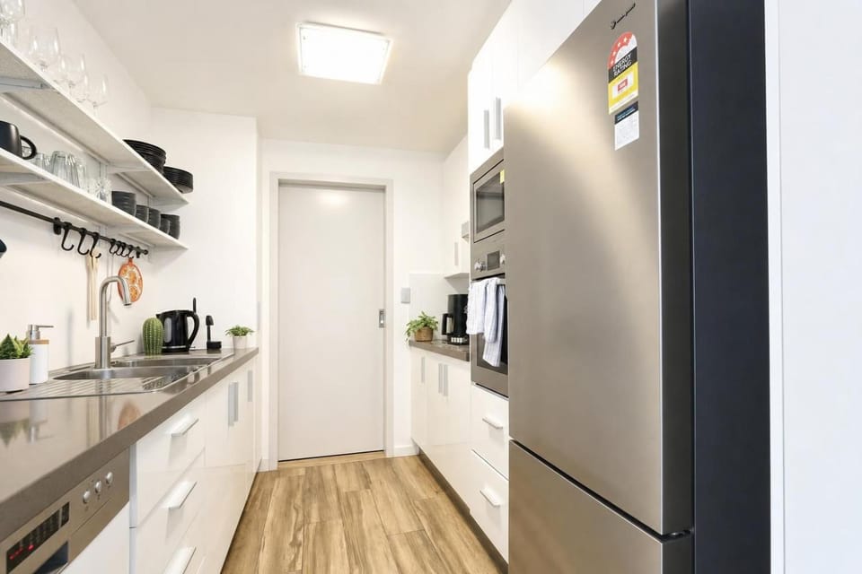 Bathroom, Kitchen or kitchenette, Photo of the whole room, microwave, oven, stove