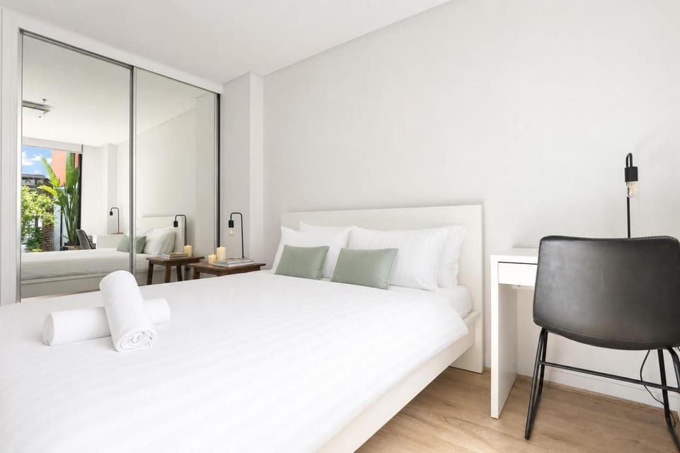 Bed, Bedroom, towels