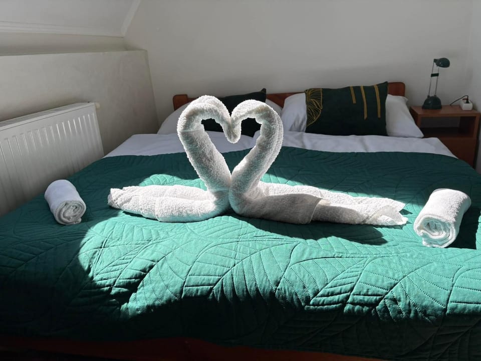 Photo of the whole room, Bedroom, towels