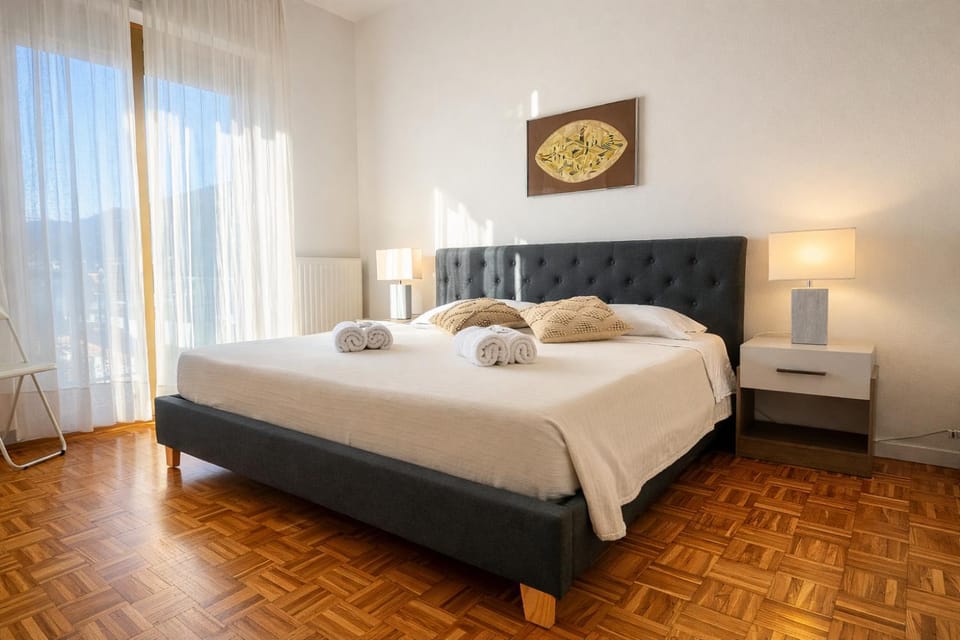 Bed, Photo of the whole room, Bedroom, towels