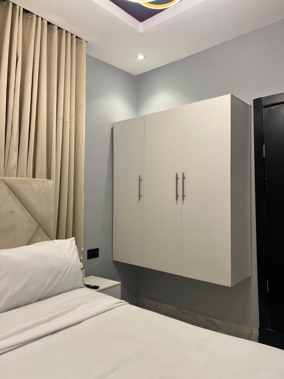 Shower, Toilet, Bed, Bathroom, TV and multimedia, Kitchen or kitchenette, Seating area, Bedroom, Quiet street view, Bath, dishwasher, washing machine, acessibility, air conditioner