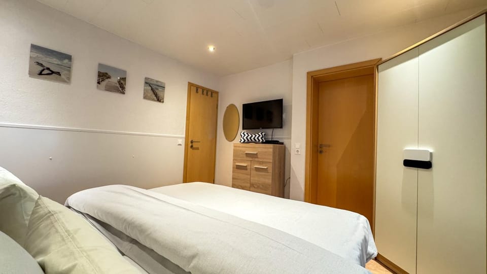Bed, TV and multimedia, Photo of the whole room, Bedroom, wardrobe