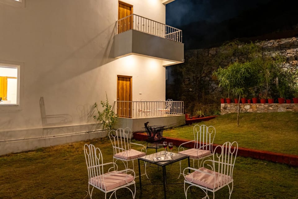 ELIVAAS Signature Mandovar Mountain Valley Retreat Pet-friendly Suite Room with Shared Pool, Garden, Restaurant & Hill Views Vacation rental in Rajasthan