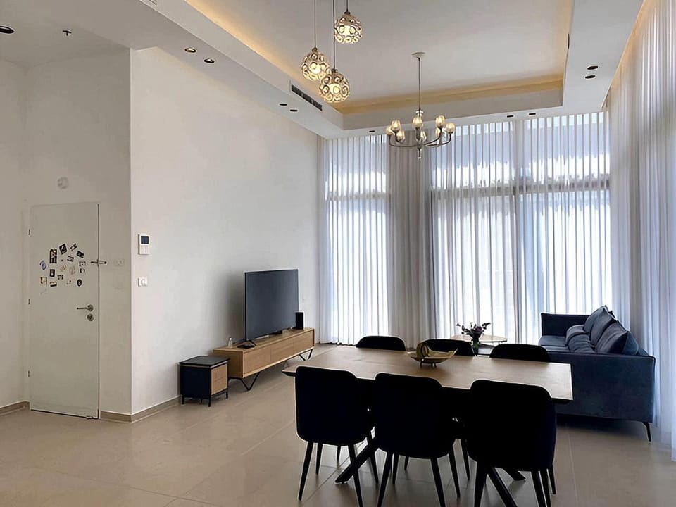 TV and multimedia, Living room, Evening entertainment