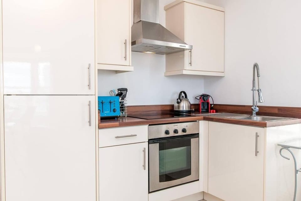 Stylish 2BR Apartment | Margate Beach & Old Town Apartment in Margate