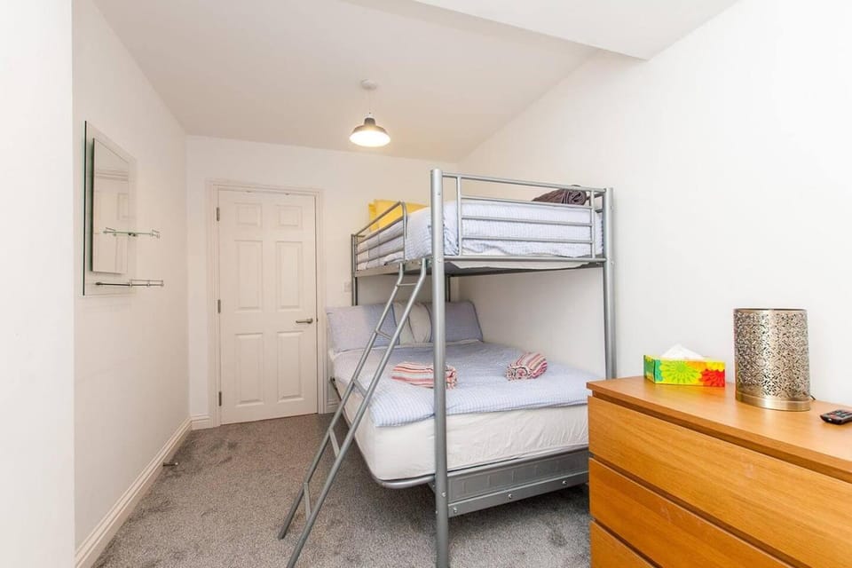 Stylish 2BR Apartment | Margate Beach & Old Town Apartment in Margate
