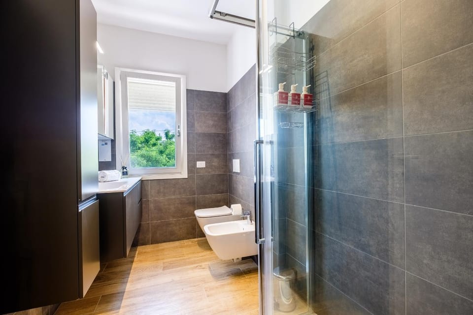 Shower, Toilet, Bathroom, towels