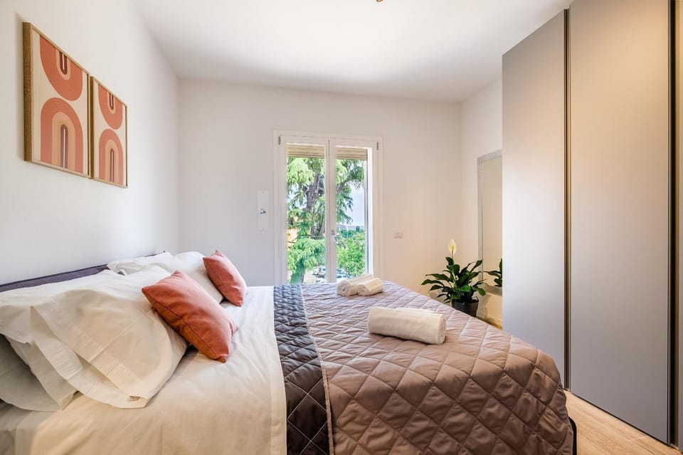 Bed, Photo of the whole room, Bedroom, towels