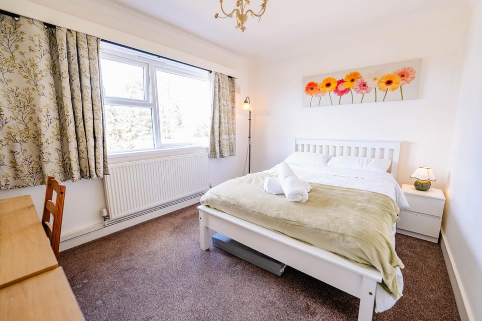 Bed, Photo of the whole room, Bedroom, towels