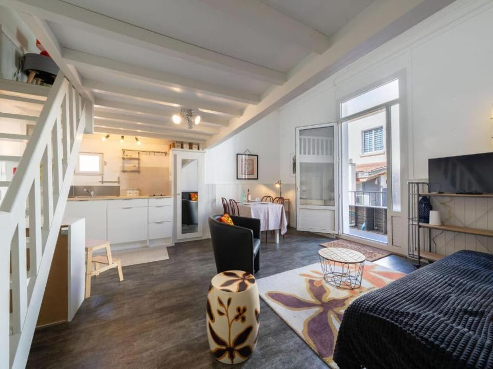 Kitchen or kitchenette, storage, kitchen