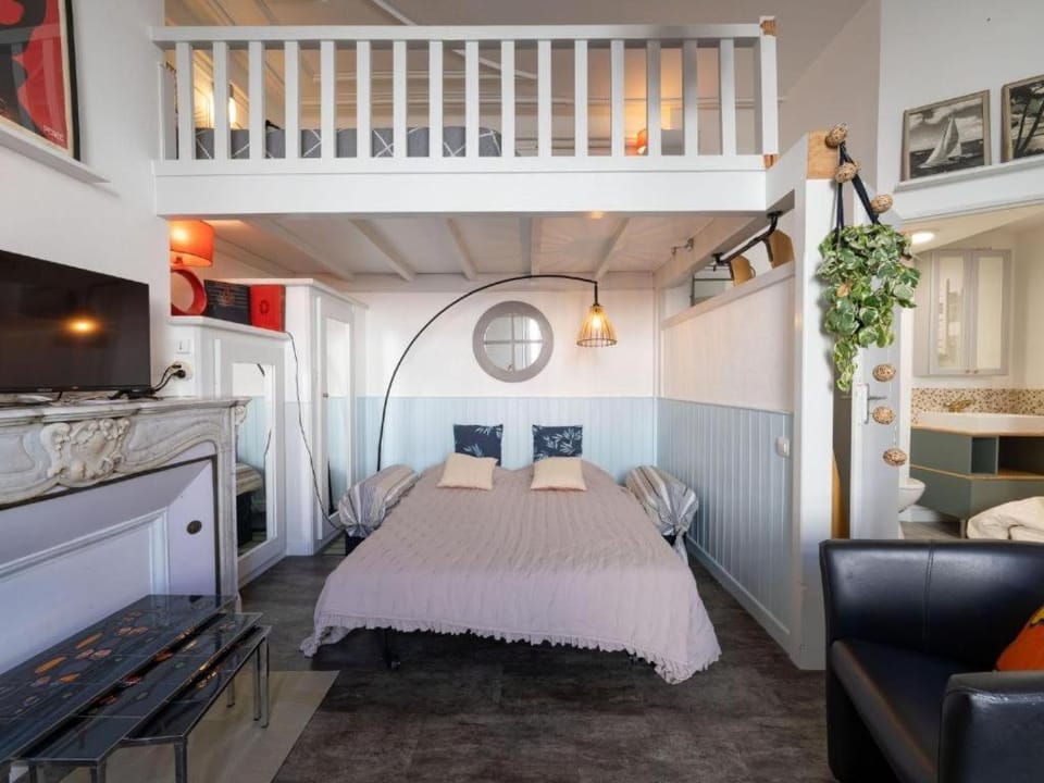 Photo of the whole room, Bedroom, bunk bed