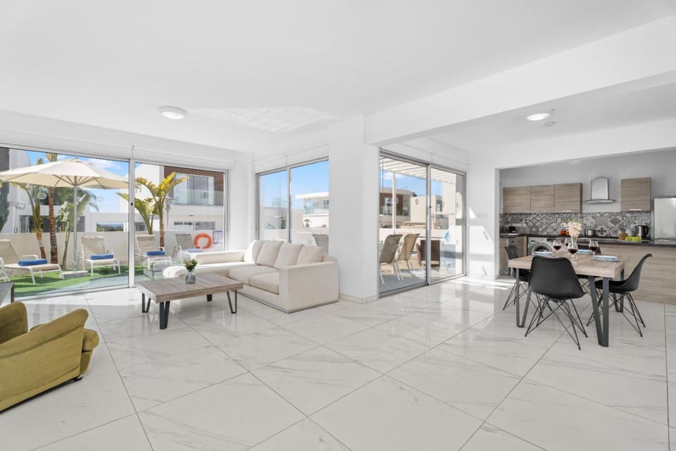Kitchen or kitchenette, Seating area, Dining area