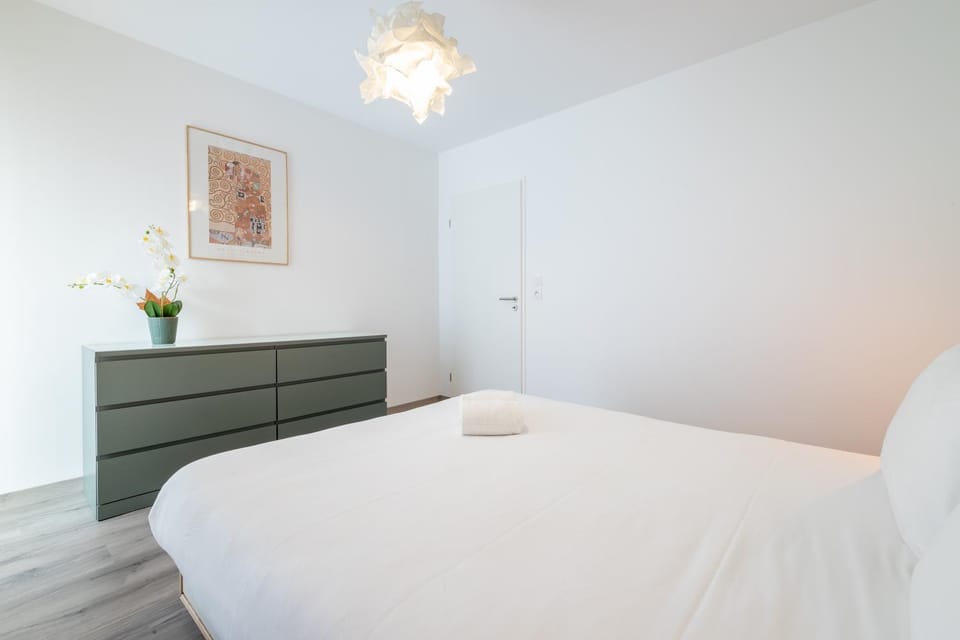 Bed, Night, Location