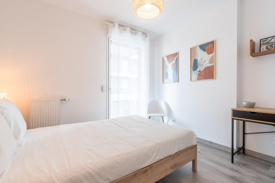 Photo of the whole room, Bedroom