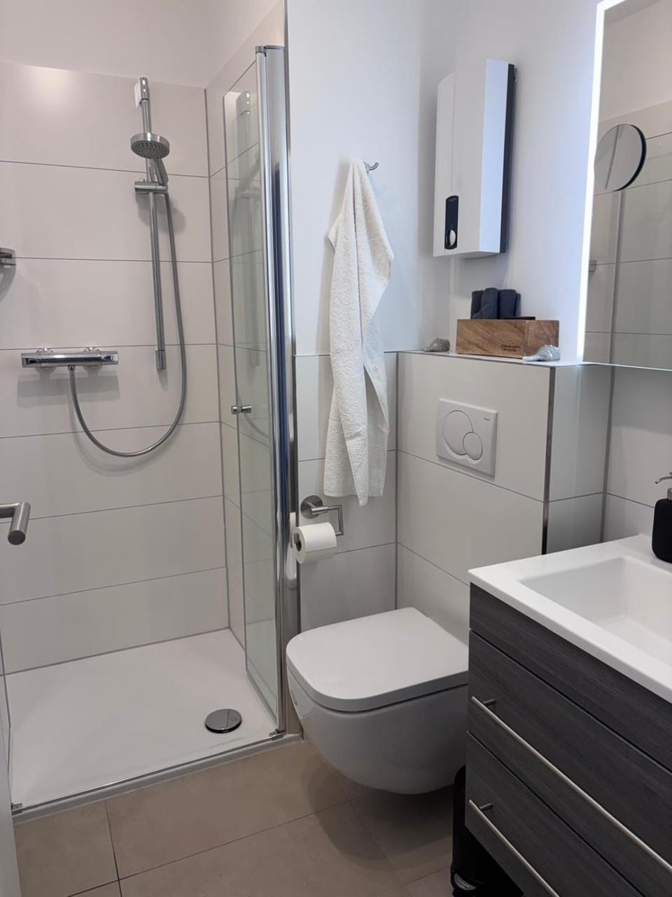 Shower, Toilet, Bathroom, towels