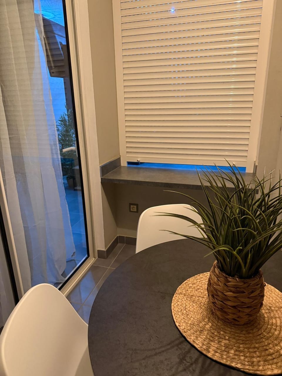 Seating area, Dining area