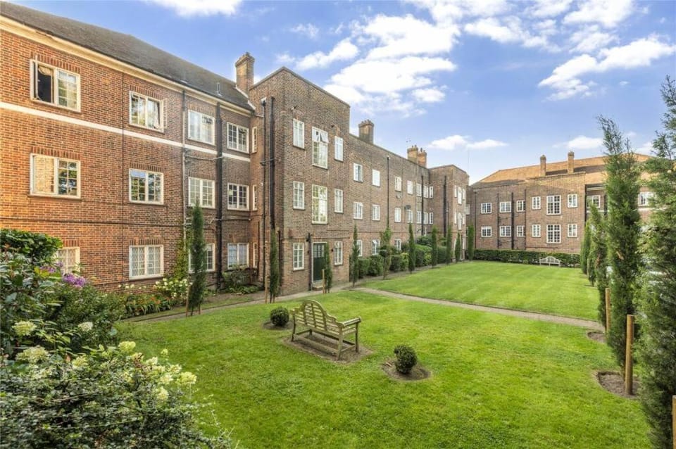 3 bed 2 bath modern apartment Apartment in London