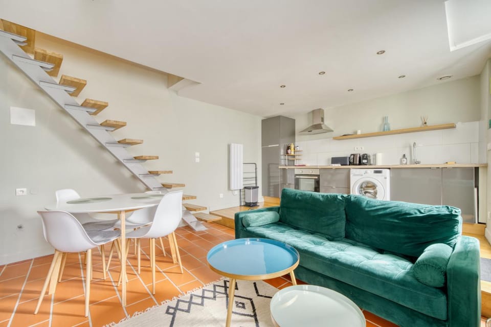 Kitchen or kitchenette, Living room, Seating area, Dining area, stove