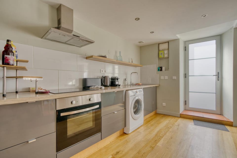 Coffee/tea facilities, Kitchen or kitchenette, oven, stove, toaster, washing machine