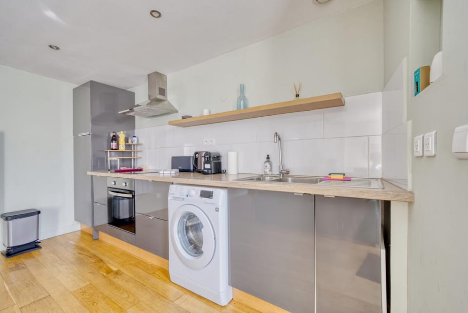 Coffee/tea facilities, Kitchen or kitchenette, oven, stove, toaster, washing machine