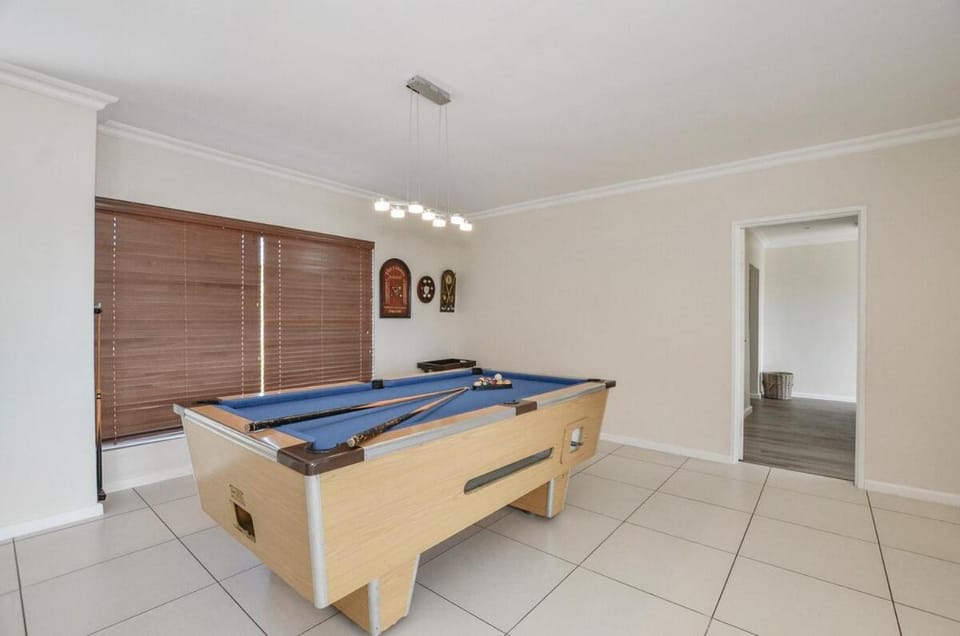 Billiard, Game Room