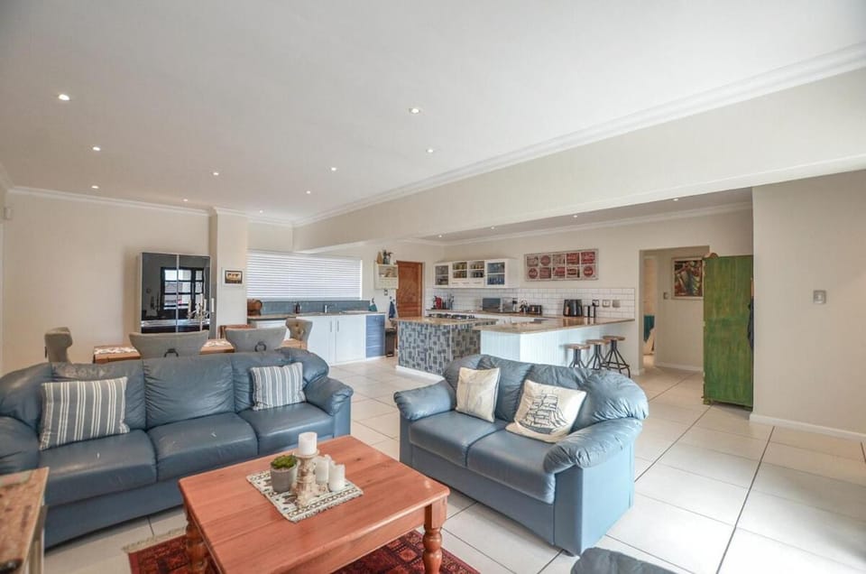 Kitchen or kitchenette, Living room, Seating area