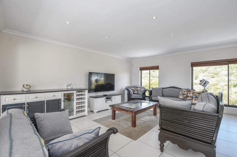 Communal lounge/ TV room, TV and multimedia, Living room, Seating area