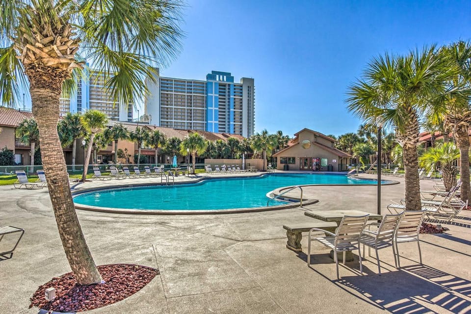 Walk to Shore: Townhome w/ Pool Access in PCB! House in Panama City Beach