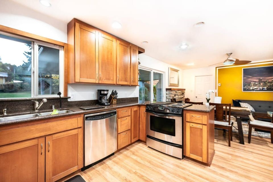 7 min Airport Rambler, Fenced Yard House in SeaTac